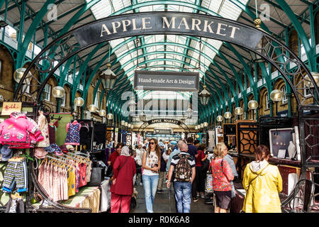 London England, UK Covent Garden, Markt, Shopping Shopper Shopper Shop Shops Märkte Marktplatz Kauf Verkauf, Einzelhandel Geschäfte Business Unternehmen Stockfoto