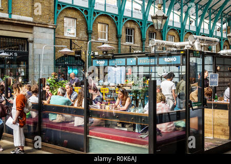 London England, Großbritannien, Covent Garden, Markt, Geschäfte, Restaurants, Unterhaltung, Apple Market, Charles Fowler, neoklassizistisches Gebäude, zentrale Halle, 1830, BOHO Cafe, ma Stockfoto