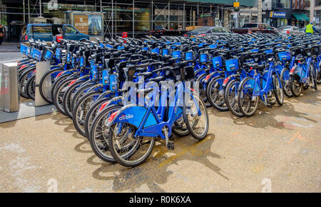 New York City, USA, Mai 2018, Fahrräder der Citi Bike Company Park am Broadway und der 22. Straße, Manhattan Stockfoto