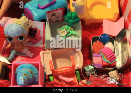 Spielzeug Inszenierung von einem acht Jahre alten Mädchen zu spielen. Stockfoto