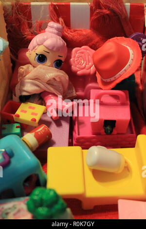 Spielzeug Inszenierung von einem acht Jahre alten Mädchen zu spielen. Stockfoto