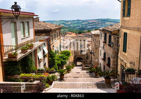 Szenen und Details aus den charmanten italienischen Dorf Corinaldo, in der Region Marken in Italien