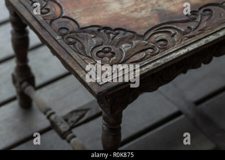 Alte vintage Holz dunkel Tabelle im balinesischen Stil. Holzschnitzerei Stockfoto