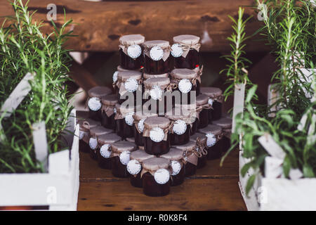 Satz von handgefertigten Gläser mit Marmelade auf Hochzeit Stockfoto