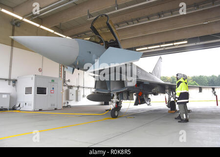 Deutsche Luftwaffe Eurofighter EF 2000 im Tierheim. Stockfoto