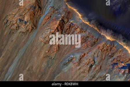 Erweiterte Farbe close-up der Felge und der inneren Neigung von krupac Krater auf dem Mars. Stockfoto