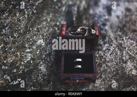 Hochzeit Ringe in Holz- Vintage box Stockfoto