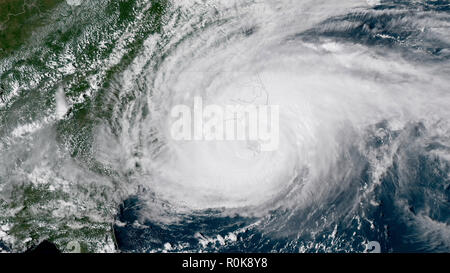 Die äußeren Bänder der Hurrikan Florenz das Zerschlagen der Küste North Carolinas. Stockfoto