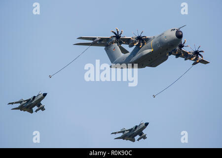 Airbus A400M Betankung zwei Tornados der deutschen Luftwaffe. Stockfoto