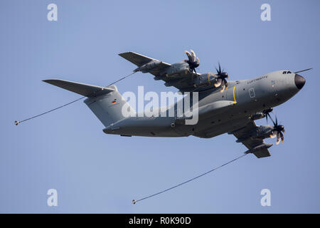Airbus A400M der Deutschen Luftwaffe mit Refuelling Pods. Stockfoto