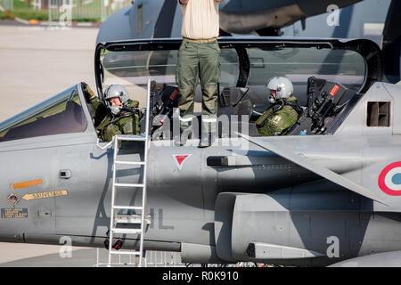 Rafale der französischen Luftwaffe Piloten im Cockpit. Stockfoto