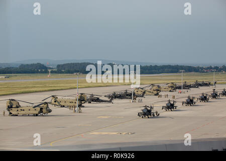 AH-64D Longbow Apache und CH-47F Chinook Hubschrauber der US-Army in Europa. Stockfoto