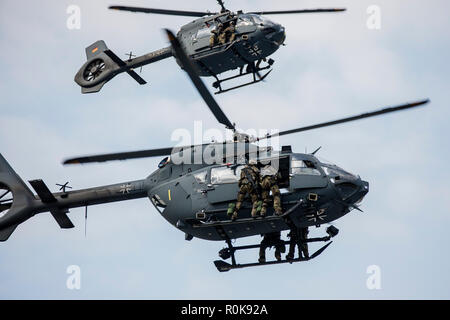 Deutsche Spezialeinheiten zu zwei Airbus H 145 M Hubschrauber angebracht. Stockfoto