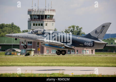 Tschechische gebaut. L-159 ALCA ein Jet weg von der Airbase. Stockfoto