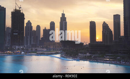 Moderne Architektur Downtown Burj Khalifa Dubai rund um den See bei Sonnenuntergang Stockfoto