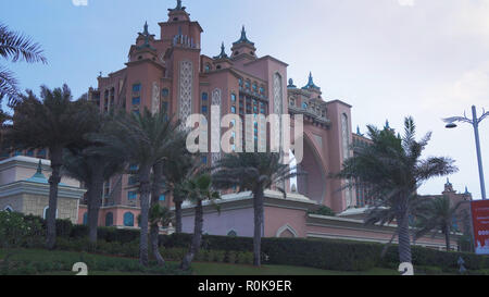 Weltberühmte multi-million Dollar Atlantis Resort, Hotel- und Freizeitpark in der Palm Jumeirah am Abend Stockfoto
