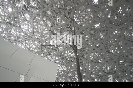 Innenraum des neuen Louvre in Abu Dhabi anzeigen Reflexionen der Regen von Licht Kuppel Stockfoto