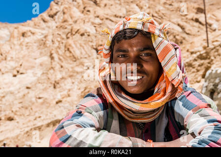 Das Porträt einer Arbeit, lebt in Jharkhand ursprünglich, aber unter sehr harten Bedingungen arbeiten an einer Straße Baustelle in Ladakh. Stockfoto