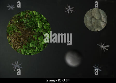 Gras Planet Rock Planet Sonnensystem der Natur auf Schwarz Creative Karton Stockfoto
