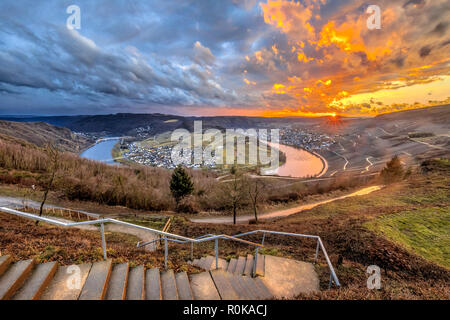 Spektakulären Sonnenuntergang über der Mosel River Basin in der Nähe von Krov, Deutschland Stockfoto