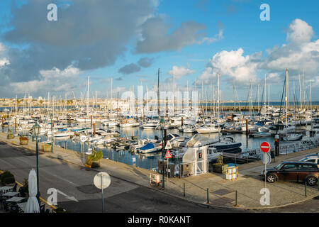 Yachten, Segelboote und Motorboote im Yachthafen von Cascais, Portugal Stockfoto