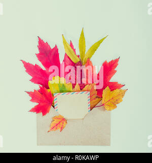 Ansicht von oben flach Herbst Konzept der Komposition. Umschlag mit leere Karte und Herbstlaub auf weißem Hintergrund. Mock up für Thanksgiving weddin Stockfoto