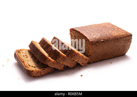 Ganze Scheiben Brot Dinkel auf weißem Hintergrund. Stockfoto