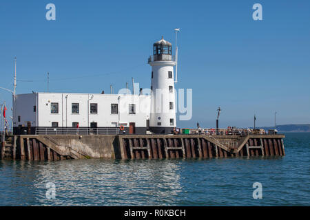 Die weiß gestrichenen Leuchtturm auf der Scarborough Vincent Pier (West Pier) auf einem sonnigen, blauen Himmel Sommer Tag Stockfoto