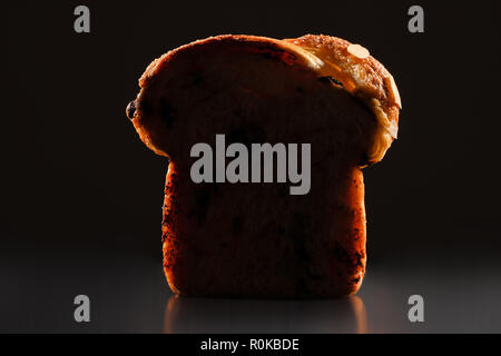 Ostern Brot mit Schokolade und Mandeln auf weißem Hintergrund. Stockfoto