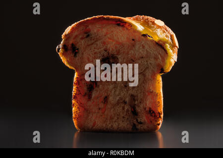 Ostern Brot mit Schokolade und Mandeln auf weißem Hintergrund. Stockfoto