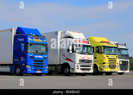 Hirvaskangas, Finnland - 24 August, 2018: Bunte Scania und Volvo Güterverkehr Lkw auf Asphalt Hof von einem Truck Stop an einem Tag im Sommer. Stockfoto