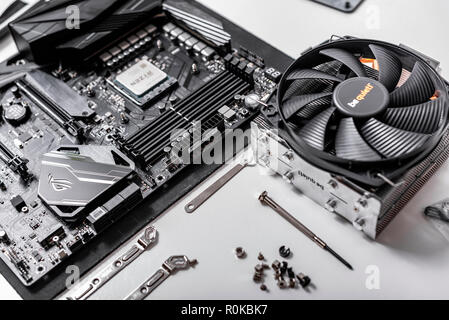 Prozessor Ryzen 7 2700X vor dem Hintergrund einer computer Motherboard Asus rog Fadenkreuz vii Held, kühler und ruhiger werden. Stockfoto