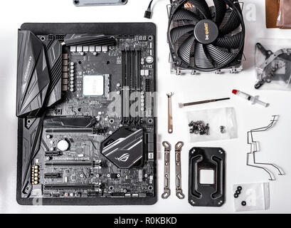 Prozessor Ryzen 7 2700X vor dem Hintergrund einer computer Motherboard Asus rog Fadenkreuz vii Held, kühler und ruhiger werden. Stockfoto