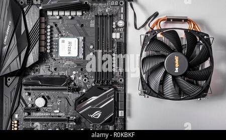 Prozessor Ryzen 7 2700X vor dem Hintergrund einer computer Motherboard Asus rog Fadenkreuz vii Held, kühler und ruhiger werden. Stockfoto