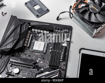 Prozessor Ryzen 7 2700X vor dem Hintergrund einer computer Motherboard Asus rog Fadenkreuz vii Held, kühler und ruhiger werden. Stockfoto