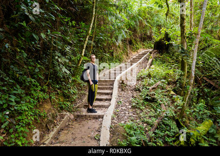 Schöne Landschaft mit jungen Touristen während der trekking Parit fällt in Cameron Highlands Berge im Nationalpark in Malaysia. Reisen ac Stockfoto
