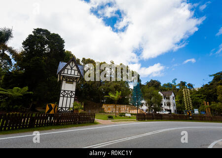 Schöne Hotels in Tanah Rata in den Cameron Highlands Berge im Nationalpark in Malaysia. Typische Unterkunft in Südostasien. Stockfoto