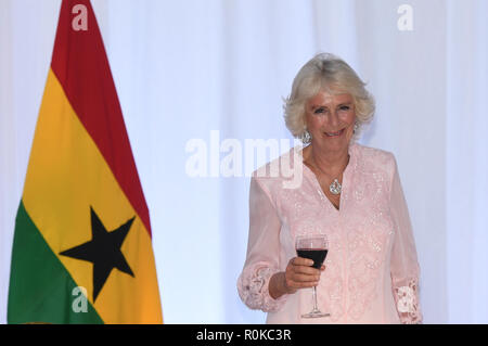 Die Herzogin von Cornwall nimmt Teil an einem Toast während eines Abendessen im Jubilee House, in Accra, Ghana, am Tag sechs der königlichen Reise nach Westafrika. Stockfoto