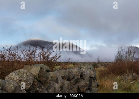 Slieve Lamagan Berg eingehüllt in Nebel außerhalb Trockenmauer. Mourne Mountains, N. Irland. Stockfoto