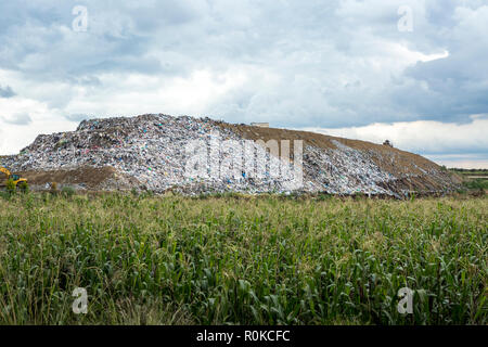 Deponie neben Cornfield, Cholula, Puebla, Mexiko Stockfoto