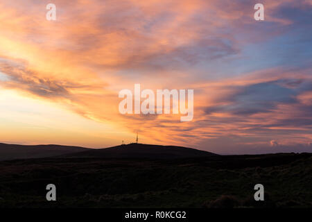 Dramatischer Sonnenuntergang über Silhouetted Belfast Hügel. Vom Gipfel der Cavehill in Richtung Divis Berg, Belfast, Nordirland, gesehen. Stockfoto