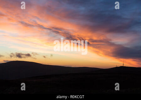 Dramatischer Sonnenuntergang über Silhouetted Belfast Hügel. Vom Gipfel der Cavehill in Richtung Divis Berg, Belfast, Nordirland, gesehen. Stockfoto