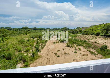 Ausgetrocknete Flussbett von einer Brücke gesehen, Guerrero, Mexiko Stockfoto