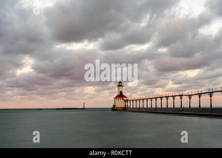 Suche entlang der Laufsteg in Richtung Michigan Stadt Leuchtturm in der Dämmerung. Indiana, USA. Stockfoto