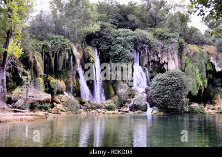 Schöne Kravica Wasserfälle in Bosnien und Herzegowina - beliebter Badesee und Picknickplatz für Touristen. Stockfoto