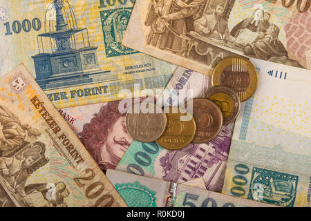 Ungarische Forint Scheine und Münzen als Overlay auf einem Tisch Stockfoto