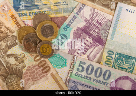 Ungarische Forint Scheine und Münzen als Overlay auf einem Tisch Stockfoto