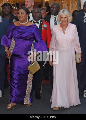 Die Herzogin von Cornwall besucht eine staatliche Abendessen mit ghanaischen First Lady Rebecca Akufo-Addo im Jubilee House, in Accra, Ghana, am Tag sechs der königlichen Reise nach Westafrika. Stockfoto