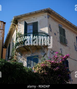 AJAXNETPHOTO. 2018. VENTIMIGLIA, Italien. - Altstadt - GEBÄUDE IN DER ALTSTADT VON ALTA VENTIMIGLIA an der Küste des Mittelmeers, mit Balkon. Foto: Jonathan Eastland/AJAX REF: GX8 180310 795 Stockfoto