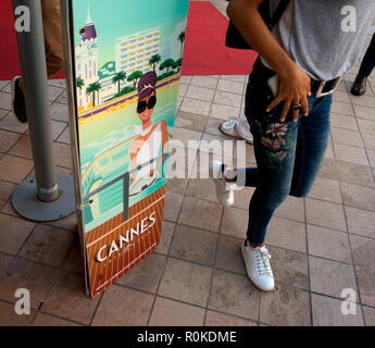 AJAXNETPHOTO. 2018. CANNES, Frankreich. - COTE D'AZUR RESORT - FREMDENVERKEHRSBÜRO PLAKAT WERBUNG DER COT D'AZUR STADT. Foto: Jonathan Eastland/AJAX REF: GXR 180310 649 Stockfoto